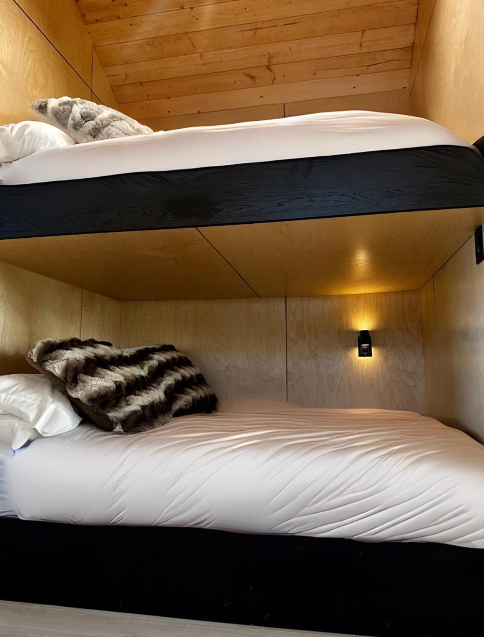 איילנד פארק Yellowstone Peaks Hotel מראה חיצוני תמונה